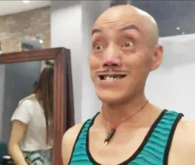此人靠“光头强”走红，娶网红开豪车，后媳妇跑路，开摩的讨生活