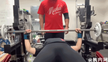 日本小姐姐直播做引体向上，吸引众多网友围观：这很强势