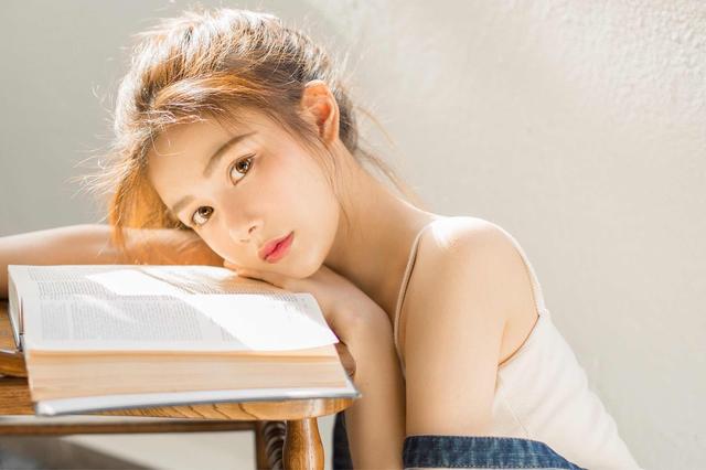 小说：因恋上美男主播的颜，女大学生夜夜沉迷直播，彻底荒废学业