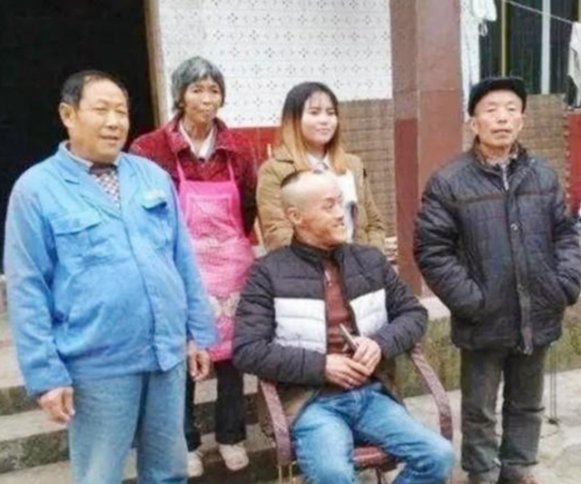 此人靠“光头强”走红，娶网红开豪车，后媳妇跑路，开摩的讨生活