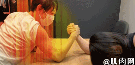 日本小姐姐直播做引体向上，吸引众多网友围观：这很强势