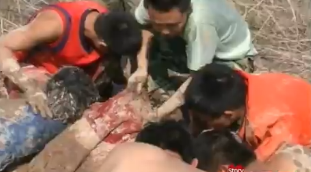 武汉矿场芦苇荡传出求救声，一女子深陷沼泽中，救援发现竟是孕妇