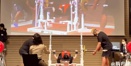 日本小姐姐直播做引体向上，吸引众多网友围观：这很强势