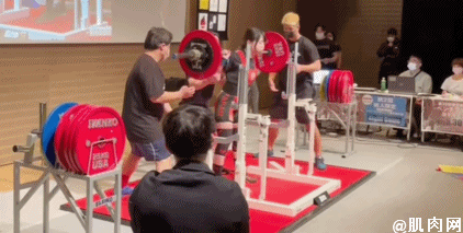 日本小姐姐直播做引体向上，吸引众多网友围观：这很强势