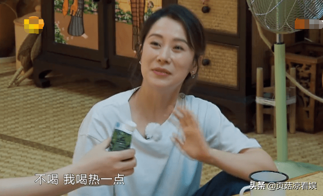 海清直播按摩脚底,动作专业宛如修脚师父,养生狂魔果然名不虚传