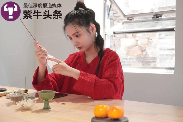 【紫牛头条】太美了，请继续弘扬传统文化！90后女孩反手“内画”绝技引网友惊叹