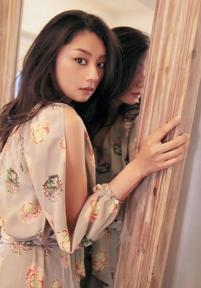 这身材着实炸裂！43岁小池荣子，日系女神性感得无可救药啊！