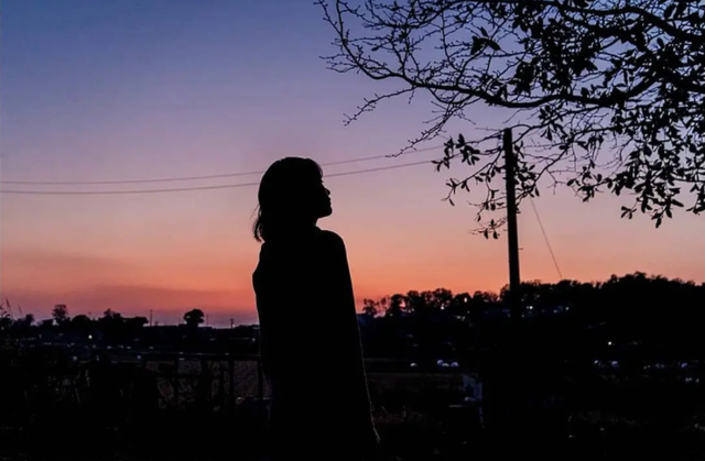 详解韩国高分电影《燃烧》中的现实讽刺和存在意义