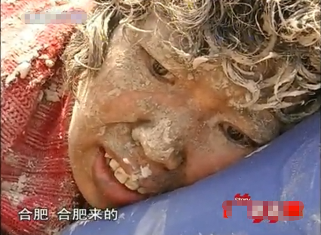 武汉矿场芦苇荡传出求救声，一女子深陷沼泽中，救援发现竟是孕妇