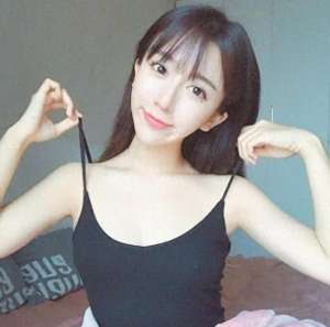 女主播和闺蜜比胸大(斗鱼一姐小团团自曝从不洗内裤，还惨遭闺蜜吐槽胸大，反应扎心了)