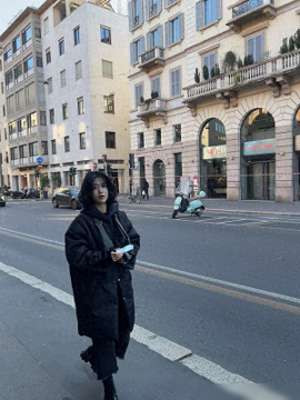 短发韩国美女主播(金泰梨短发不输宋慧乔五官精致秀气，穿搭还格外有品味有腔调)