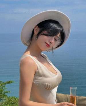 yy女主播朴妮唛(深圳电视台15位美女主持人风采一览，个个高雅、优美、迷人)