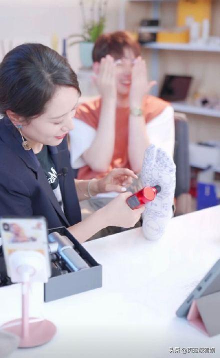 海清直播按摩脚底,动作专业宛如修脚师父,养生狂魔果然名不虚传