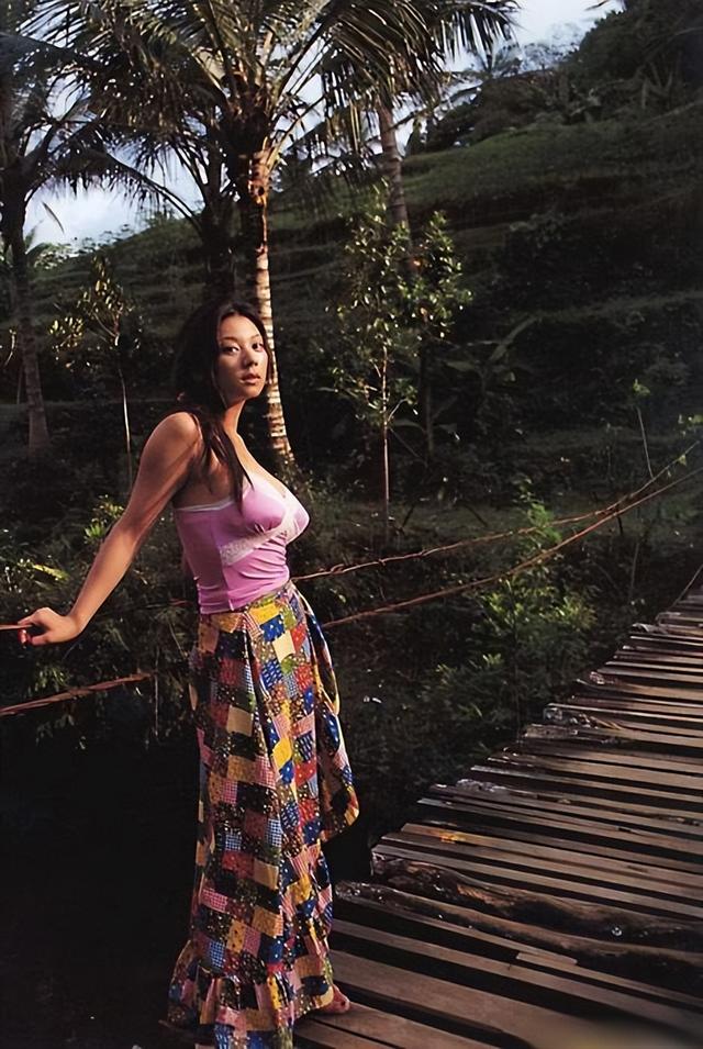 这身材着实炸裂！43岁小池荣子，日系女神性感得无可救药啊！