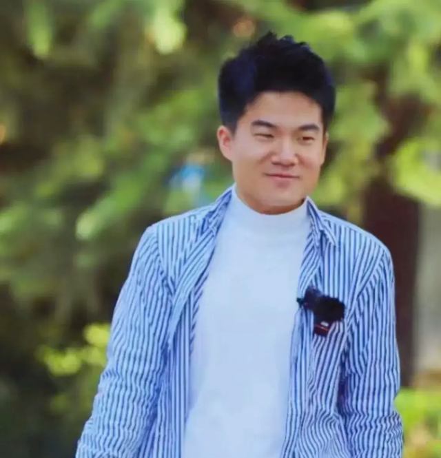 惊喜！董宇辉前脚被批书籍销量创新低，后脚穿新衣服直播惊艳粉丝