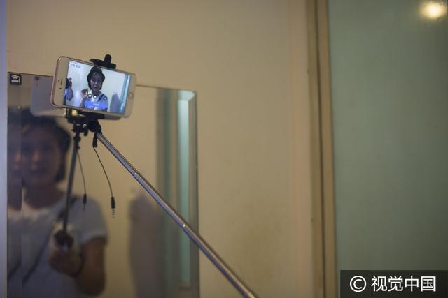 上海网红女主播直播欧洲杯，称独自看球太寂寞