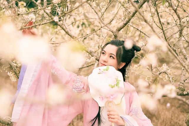 小说：惊！美女直播时遇大蛇偷袭，她竟徒手将大蛇盘成蚊香.....