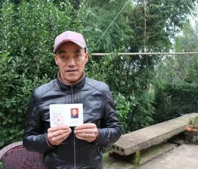 此人靠“光头强”走红，娶网红开豪车，后媳妇跑路，开摩的讨生活