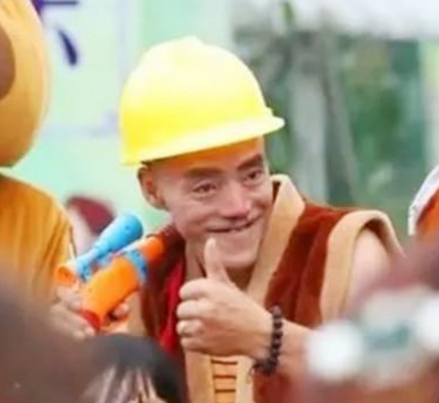 此人靠“光头强”走红，娶网红开豪车，后媳妇跑路，开摩的讨生活