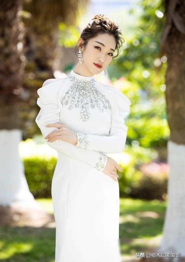 笑起来最好看的女主持人，央视电影频道当家花旦蓝羽，你认同吗？