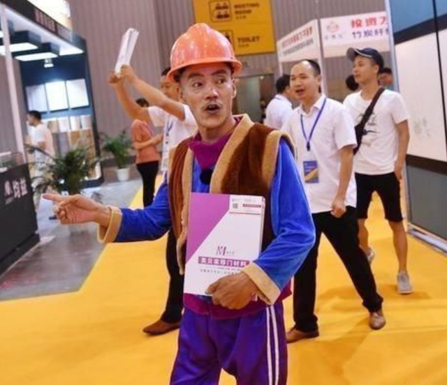 此人靠“光头强”走红，娶网红开豪车，后媳妇跑路，开摩的讨生活