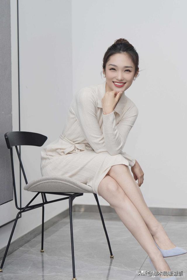 笑起来最好看的女主持人，央视电影频道当家花旦蓝羽，你认同吗？