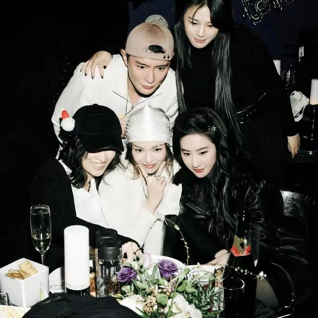 武汉唱K夜，刘亦菲与檀健次、龚俊、金靖嗨翻全网！