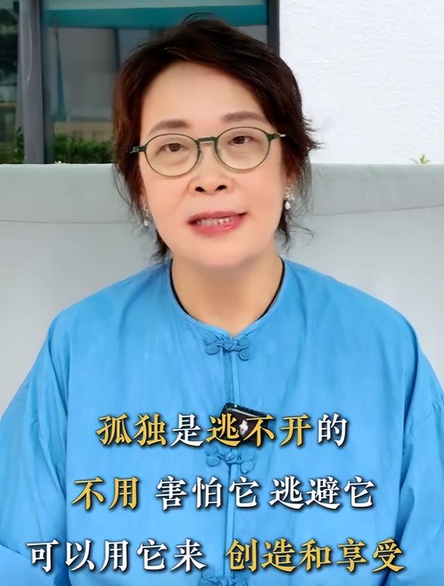最丑女主持张越近况：身形暴瘦鼻孔外翻，59岁仍未婚，与土狗相伴