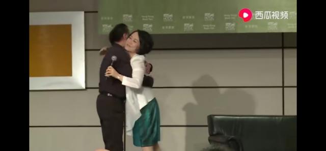 易中天“亲吻”美女主持人,人设崩塌,没想到你还有这样的一面!