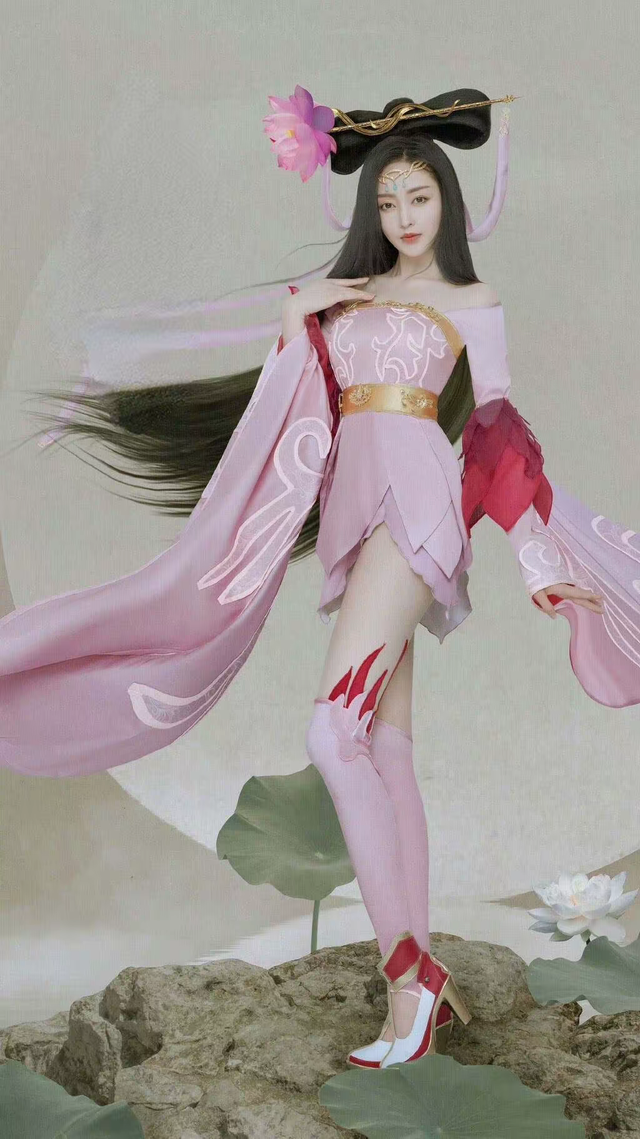 解说琪琪COS貂蝉,黑丝大长腿,身材绝佳,和张天爱气质不同