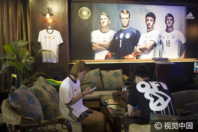 上海网红女主播直播欧洲杯，称独自看球太寂寞