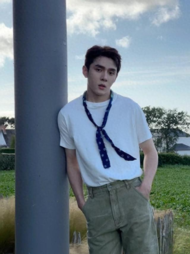 黄腔不止一次！李佳琦的“丝芙兰紧”与“杨幂口活”言论再引热议