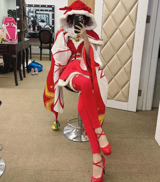 解说琪琪COS貂蝉,黑丝大长腿,身材绝佳,和张天爱气质不同