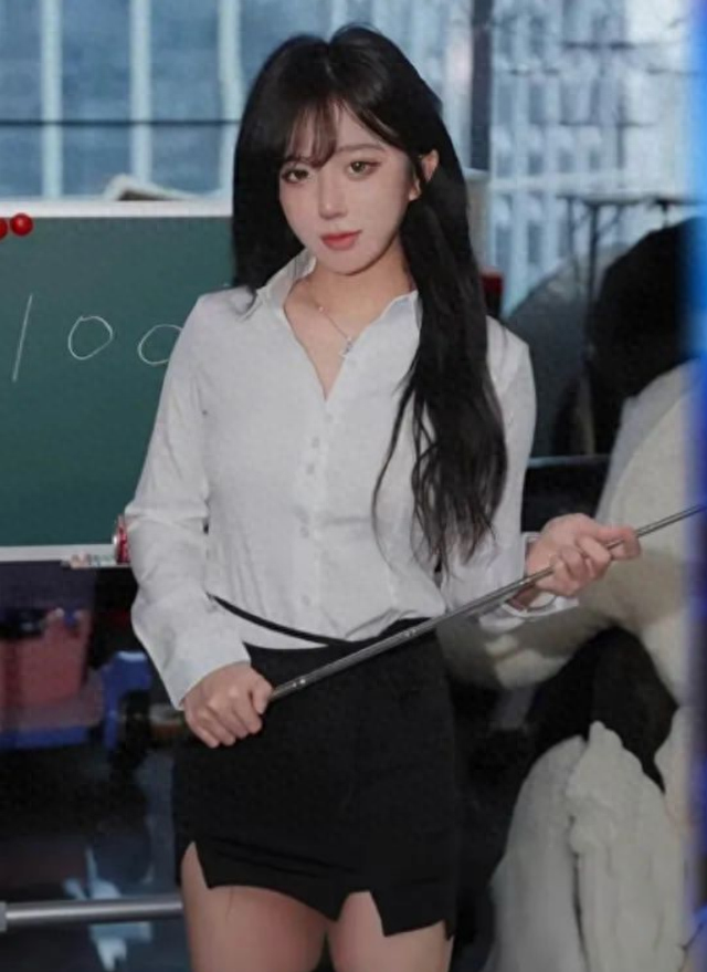 女主播呆妹儿圣诞夜穿深V战袍直播遭超管封禁，网友：想搞热度？