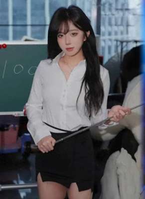 女主播夜(女主播呆妹儿圣诞夜穿深V战袍直播遭超管封禁，网友：想搞热度？)