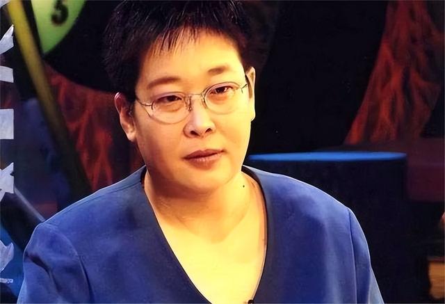 最丑女主持张越近况：身形暴瘦鼻孔外翻，59岁仍未婚，与土狗相伴