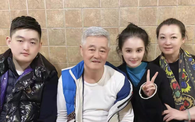 赵本山女儿逼汪涵喊她“球姐”,目中无人直播炫富惹人嫌
