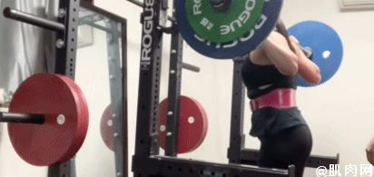 日本小姐姐直播做引体向上，吸引众多网友围观：这很强势