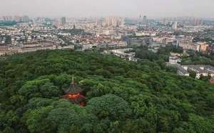 女主播半夜野战(还有比这更劲爆的吗？一对男女森林中野战，却被指挥中心直播调侃)