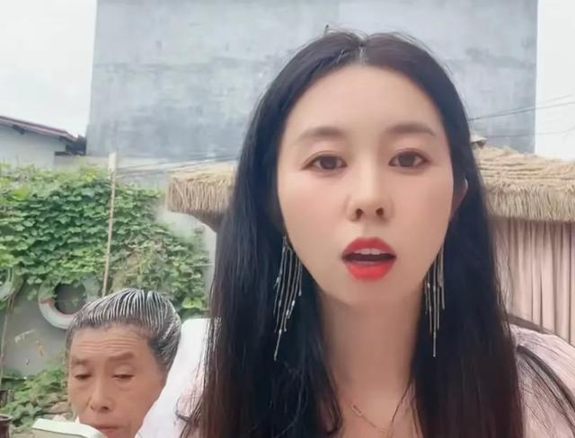 静静在小院直播,全家人齐上阵,一句话却让小星星们心里不是滋味