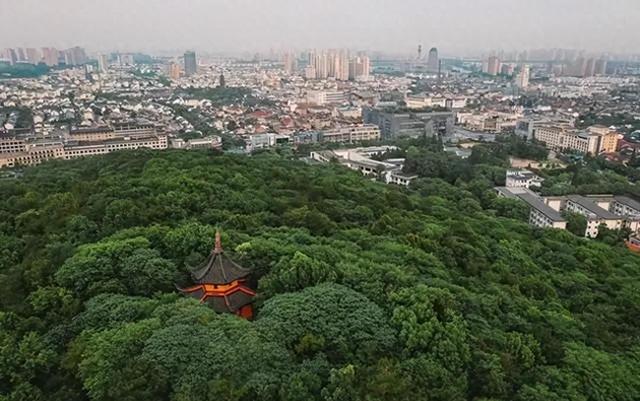 还有比这更劲爆的吗？一对男女森林中野战，却被指挥中心直播调侃
