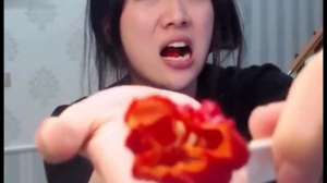 女主播吃(女主播吃死神辣椒被辣哭中间记得声音调小一些喔)