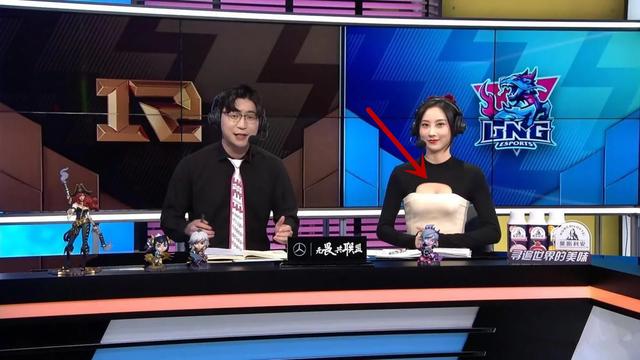 英雄联盟女解说有多敢穿？玩家看直眼！还是小九更有内涵