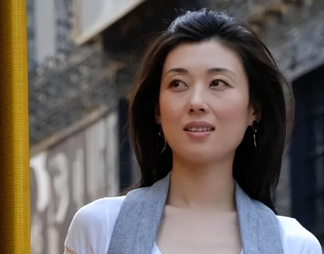 央视主持人李红：因出身被造谣嫁入豪门，如今46岁的她怎样了