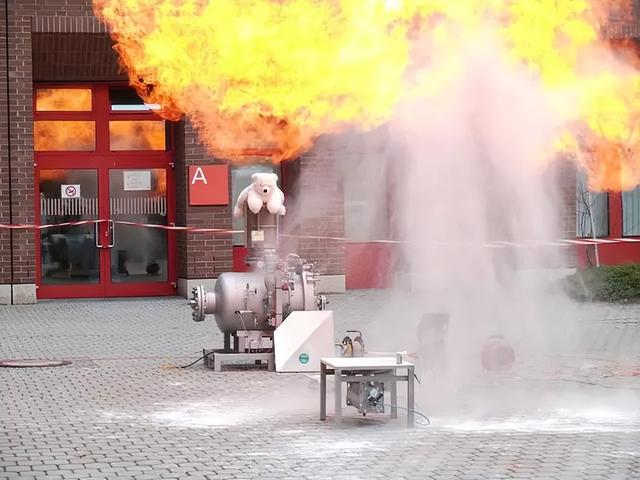 “老公水开了,帮我倒面粉吧”,只是随口一句,瞬间家毁人亡