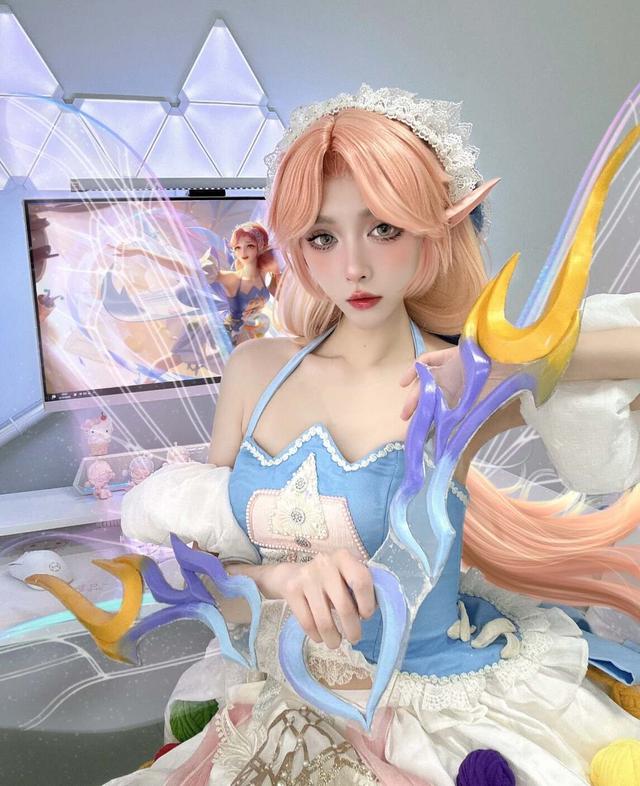网红COS艾琳，身穿公主裙，背带透明翅膀，玩家：还原度太高了