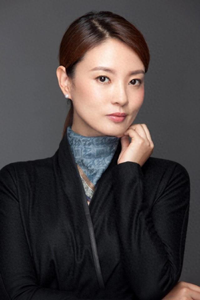 央视主持人刘芳菲近照曝光，衣着朴素端庄秀丽，低调热心公益