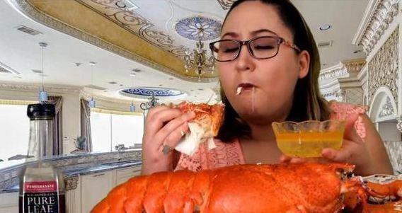 外国小姐姐吃大龙虾,一只钳子有一只鸡大,网友:下半月得喝汤了