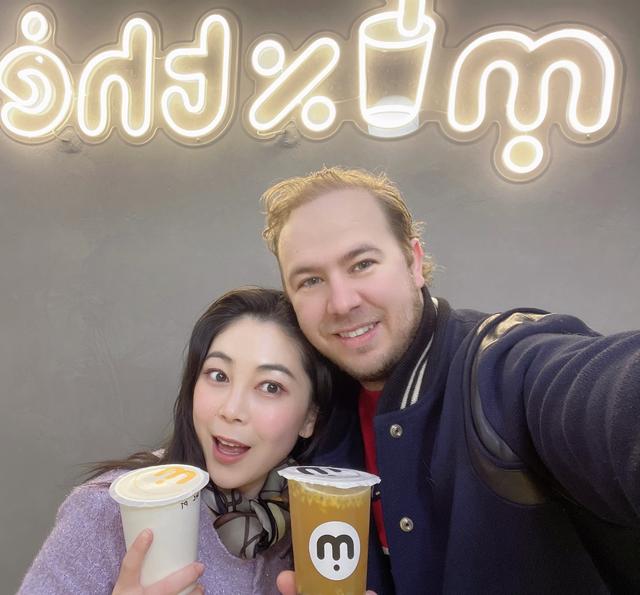 内蒙富家女爱上法国留学生，婚后连生俩混血，35岁老公接近秃顶