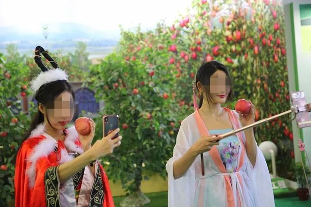 20岁小伙爱上00后女主播，求爱不成，竟把她约到酒店……结果小伙肠子都悔青了！